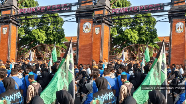 Ketua DPRD Kabupaten Kediri Tinggalkan Lokasi Demonstrasi Usai Tolak Tuntutan Massa Aksi Ketua DPRD Kabupaten Kediri Tinggalkan Lokasi Demonstrasi Usai Tolak Tuntutan Massa Aksi