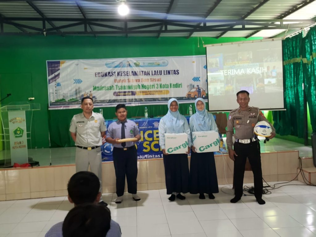 Edukasi Keselamatan Berlalu Lintas Polres Kediri Kota Dan Jasa Raharja Kediri Kunjungi MTsN 3 Kota Kediri Edukasi Keselamatan Berlalu Lintas Polres Kediri Kota Dan Jasa Raharja Kediri Kunjungi MTsN 3 Kota Kediri