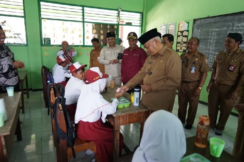 Bupati Malang HM Sanusi Pimpin Program Makan Sehat dan Bergizi di Pujon Bupati Malang HM Sanusi Pimpin Program Makan Sehat dan Bergizi di Pujon
