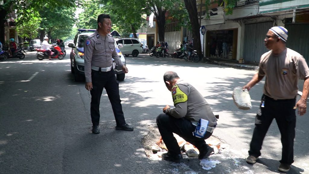 Cegah Laka Lantas, Polisi Tambal Jalan Berlubang di Pasuruan yang Tak Kunjung Diperbaiki