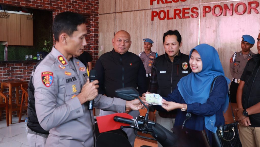 Polisi Kembalikan Motor Korban Curanmor Oleh Sepasang Kekasih di Ponorogo