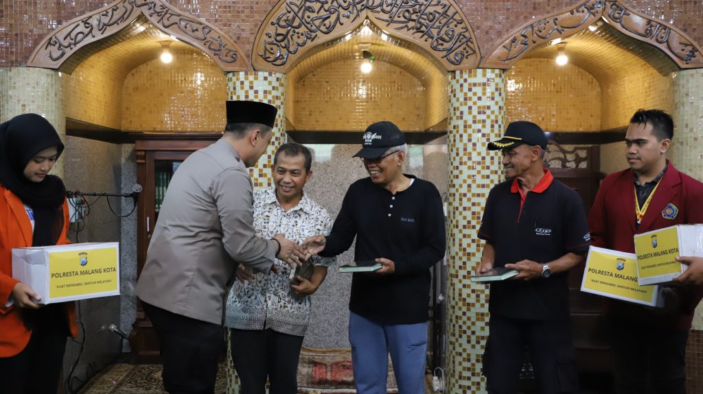 Baksos Polri Presisi Polresta Malang Kota Bersama Mahasiswa Bersihkan Masjid Hingga Beri Bantuan Sembako Baksos Polri Presisi Polresta Malang Kota Bersama Mahasiswa Bersihkan Masjid Hingga Beri Bantuan Sembako