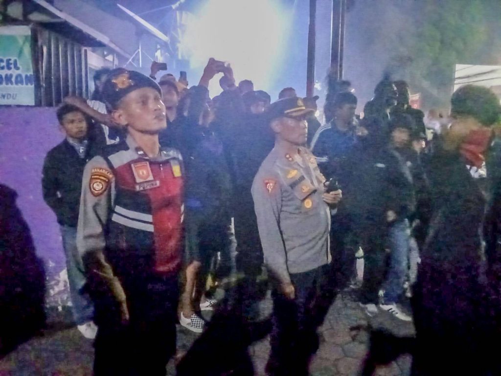 Cara Polisi Kediri Kota yang Dipimpin Kabag Ops Redam Emosi dan Kekecawaan Persikmania di Mess Pemain, Ada Apa ?*