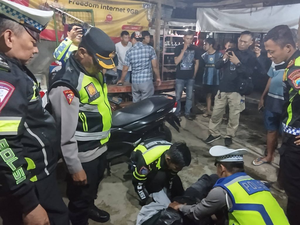 Dengan Sigap, Polisi Kediri Kota Tolong Korban Laka Tunggal