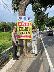 Jasa Raharja Cabang Kediri Pasang Spanduk Himbauan Keselamatan Berlalu Lintas di Kabupaten Kediri Jasa Raharja Cabang Kediri Pasang Spanduk Himbauan Keselamatan Berlalu Lintas di Kabupaten Kediri