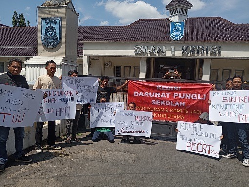 Desak Cabang Dinas Pendidikan Kediri Terbitkan SE Larangan Pungli : SMAN 1 Kota Kediri menjadi sasaran Aksi
