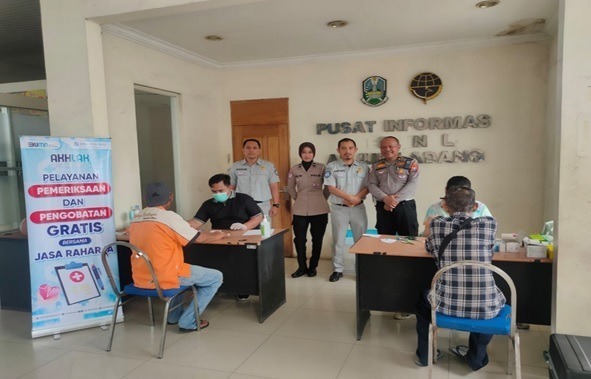 Tindak Lanjut Rapat FKLL, Jasa Raharja dan Polres Nganjuk Ambil Langkah Nyata dengan memberikan pelatihan Pertolongan Pertama Gawat Darurat (PPGD) pada Komunitas pengemudi ojek serta melakukan pengobatan gratis di Terminal Anjuk Ladang Kab Nganjuk