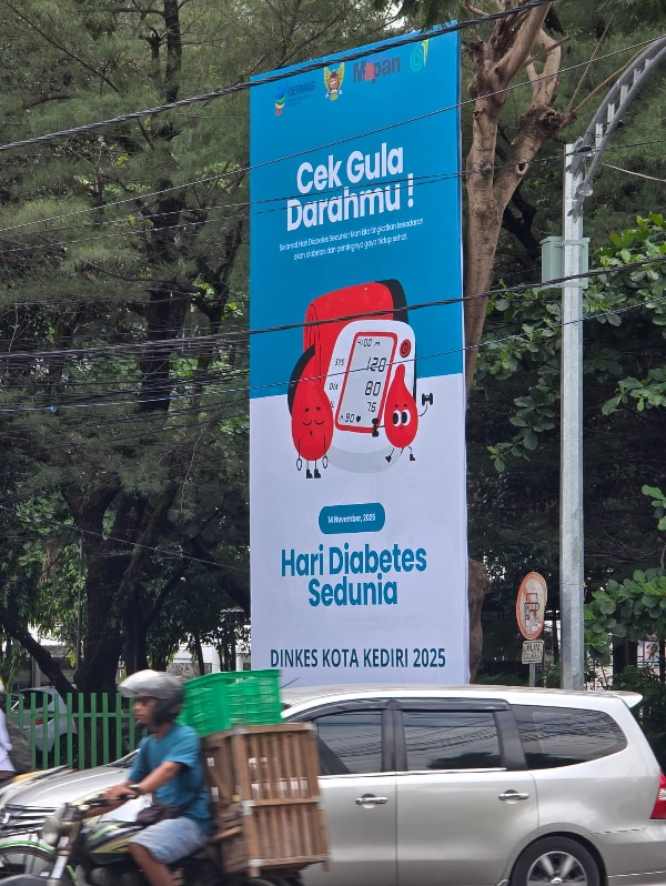 Plt. Kadinkes Kota Kediri Terkesan Tidak Mengetahui Program – Poster Hari Diabetes Sedunia Visual Gambar Darah & Tensimeter