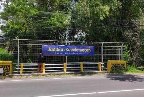 Tekan Angka Kecelakaan, Jasa Raharja Kediri Pasang Spanduk di Jalur Rawan Pare