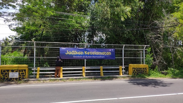 Tekan Angka Kecelakaan, Jasa Raharja Kediri Pasang Spanduk di Jalur Rawan Pare