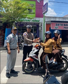 Jasa Raharja dan Satlantas Polres Nganjuk Gelar Aksi Simpatik Keselamatan di Tanjung Anom