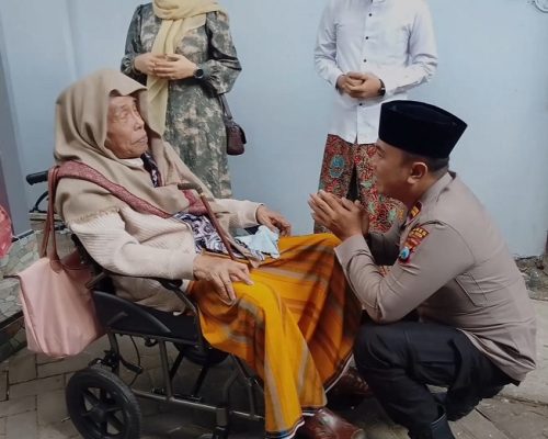 Aksi Humanis Kapolsek Mojo Kediri, Bersimpuh di Hadapan Ulama dan Sentuh Hati Warga
