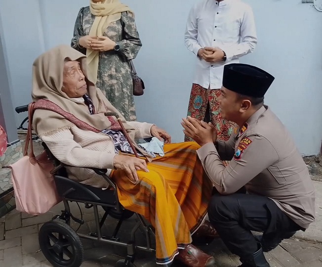 Aksi Humanis Kapolsek Mojo Kediri, Bersimpuh di Hadapan Ulama dan Sentuh Hati Warga