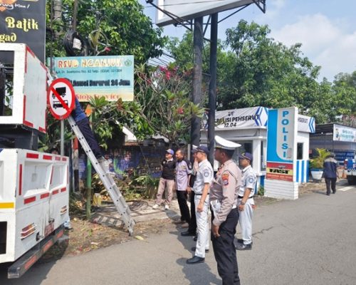 Jasa Raharja Kediri dan FKLL Perkuat Keselamatan dengan Pemasangan Rambu di Nganjuk