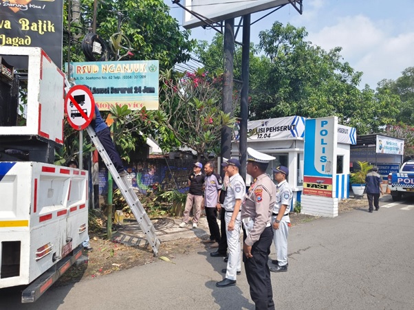 Jasa Raharja Kediri dan FKLL Perkuat Keselamatan dengan Pemasangan Rambu di Nganjuk