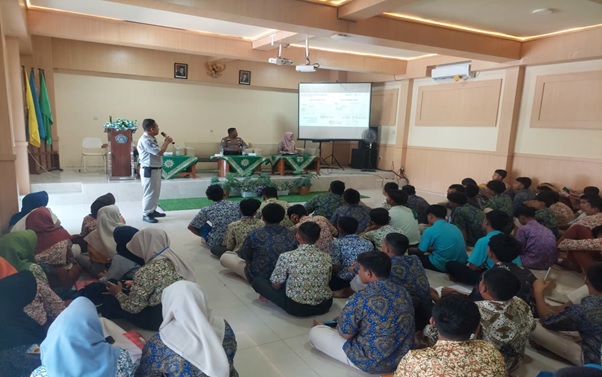Jasa Raharja Nganjuk Melaksanakan PPKL (Pengajar Peduli Keselamatan Lalu-Lintas) Di SMK 1 Muhammadiyah Nganjuk