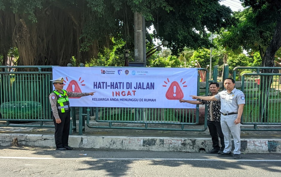 Jasa Raharja Kediri Pasang Spanduk Himbauan untuk Tingkatkan Keselamatan Lalu Lintas Jasa Raharja Kediri Pasang Spanduk Himbauan untuk Tingkatkan Keselamatan Lalu Lintas