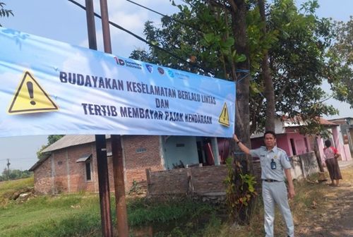 Jasa Raharja Cabang Kediri Perkuat Upaya Pencegahan Kecelakaan melalui Pemasangan Spanduk di Titik Rawan laka di Kabupaten Nganjuk