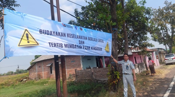 Jasa Raharja Cabang Kediri Perkuat Upaya Pencegahan Kecelakaan melalui Pemasangan Spanduk di Titik Rawan laka di Kabupaten Nganjuk Jasa Raharja Cabang Kediri Perkuat Upaya Pencegahan Kecelakaan melalui Pemasangan Spanduk di Titik Rawan laka di Kabupaten Nganjuk