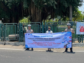Satlantas Polres Kediri Bersama Jasa Raharja Gelar Aksi Simpatik dan Pemasangan Spanduk Himbauan di Daerah Rawan Laka 